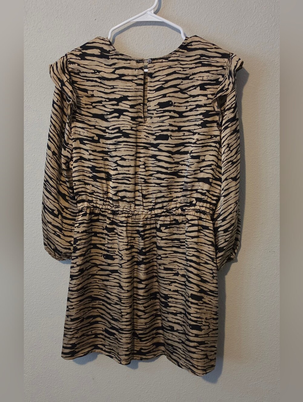 ​Rails Ora Canyon Dress Size M Hammered Satin Tiger Print Boho Ruffle - Picture 8 of 13